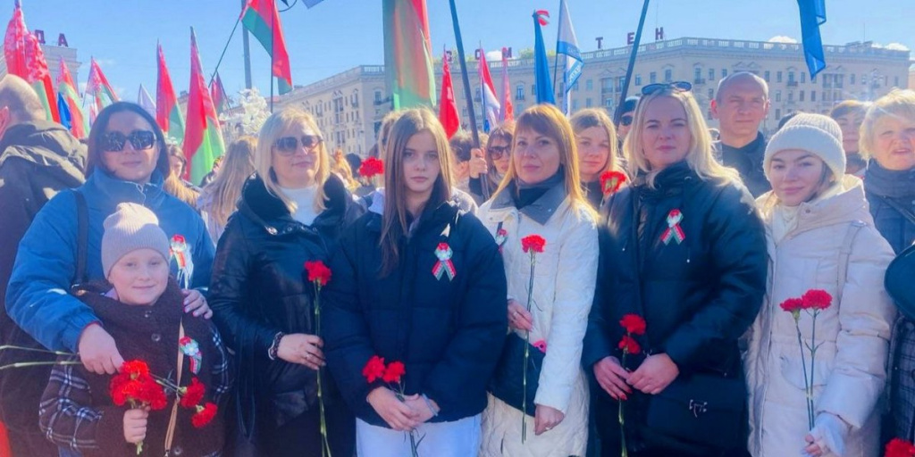 Возложение цветов к монументу Победы