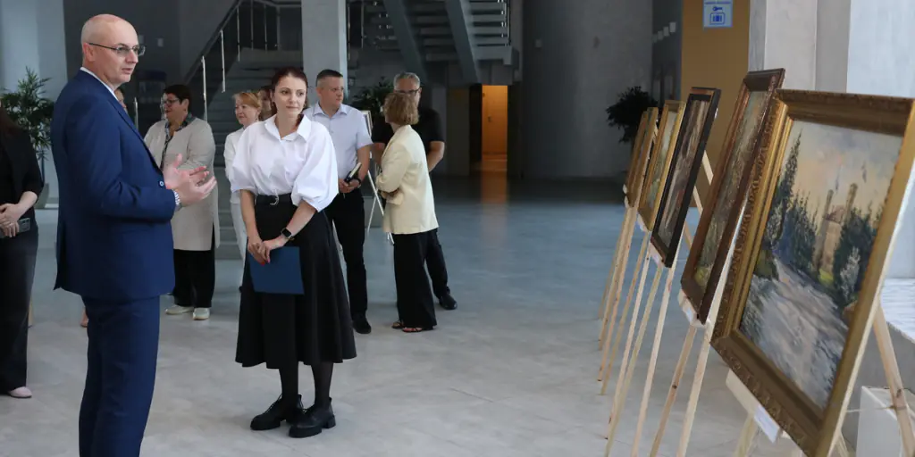 «Эстафета жизни»: В АГАТе открылась выставка памяти художника и дизайнера Юрия Галкина