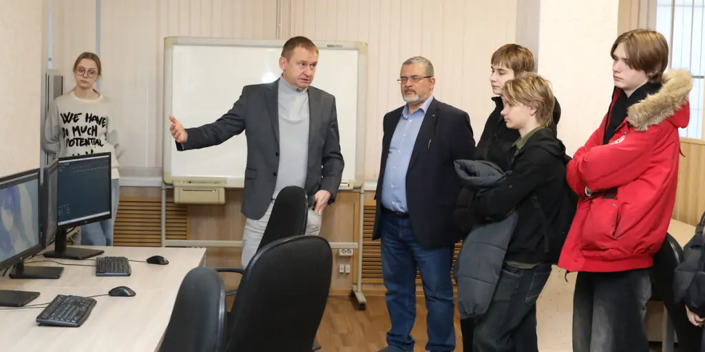The step towards the future profession: Minsk gymnasium students on the excursion to AGAT