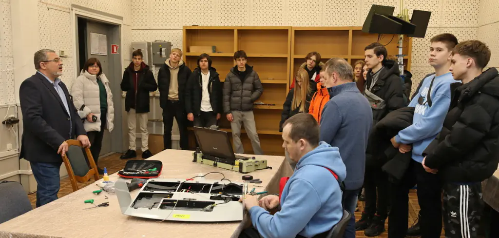 The step towards the future profession: Minsk gymnasium students on the excursion to AGAT