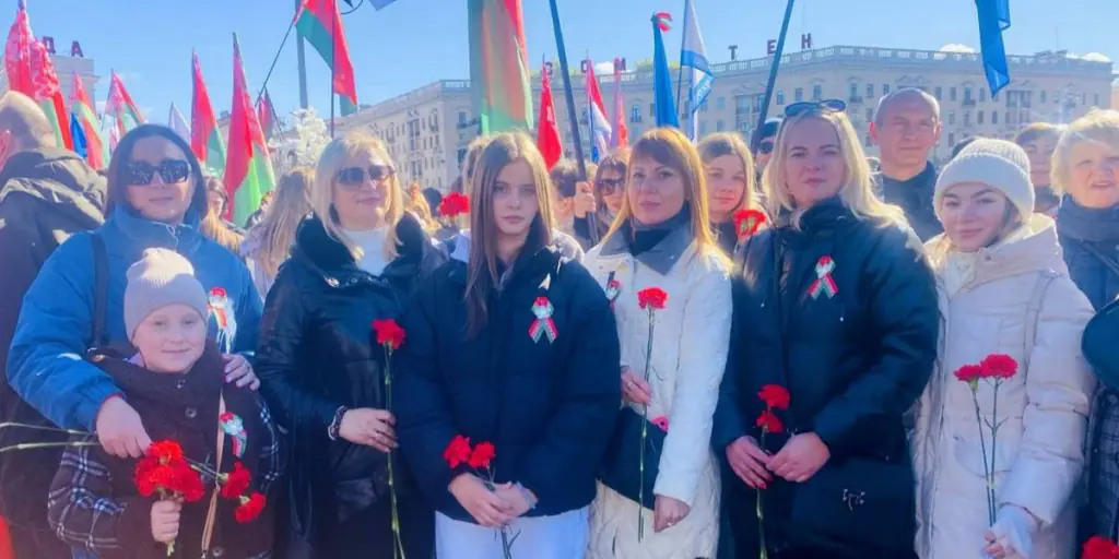 Возложение цветов к монументу Победы