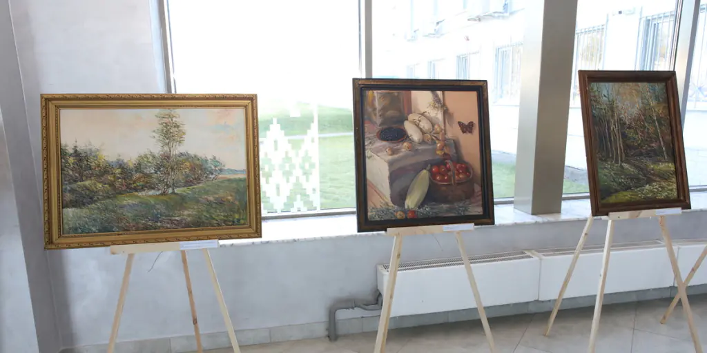 «Эстафета жизни»: В АГАТе открылась выставка памяти художника и дизайнера Юрия Галкина
