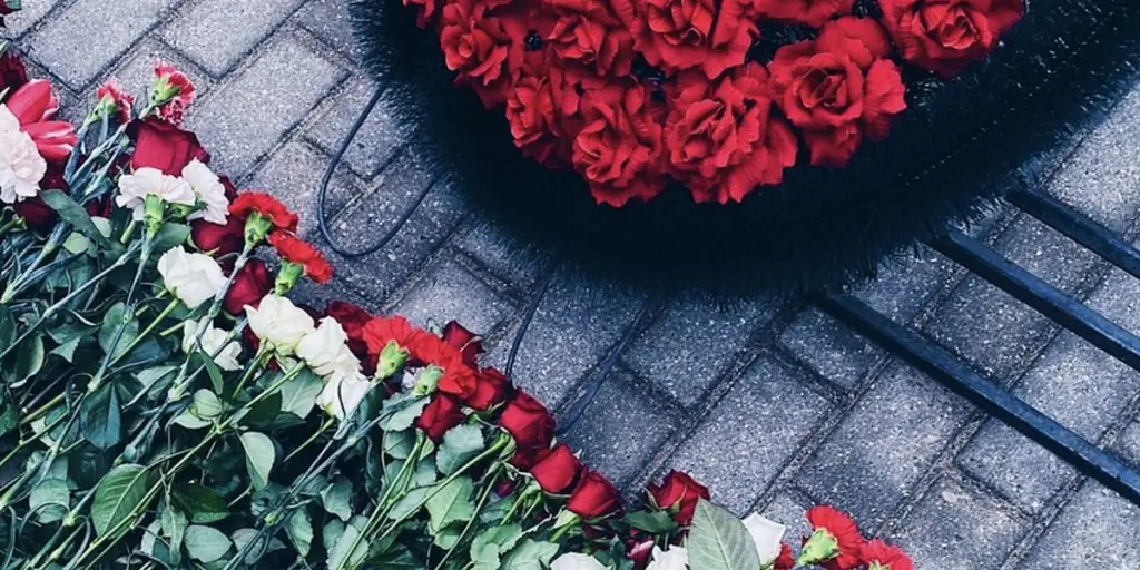 Flower-laying ceremony on the Day of Remembrance of Peacekeeping Soldiers