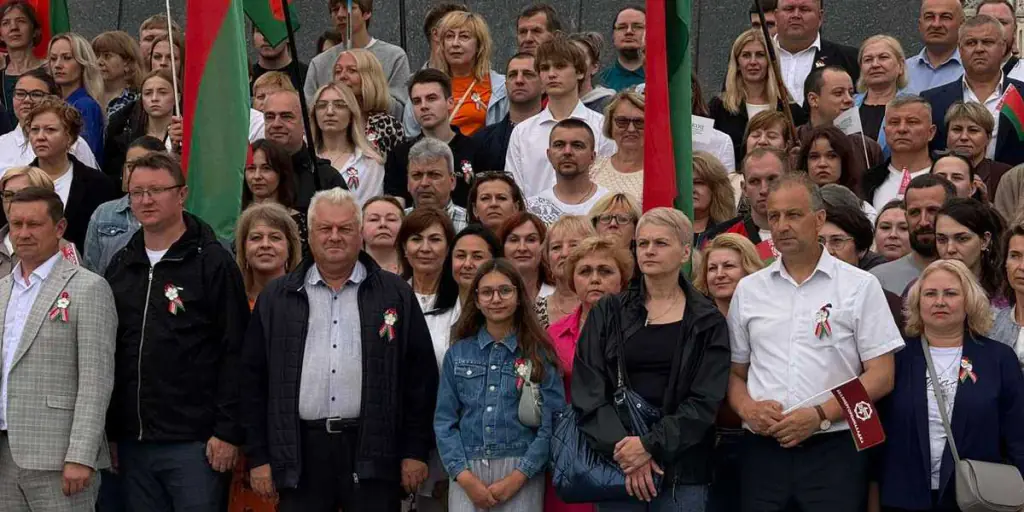 Народное возложение цветов на Площади Победы
