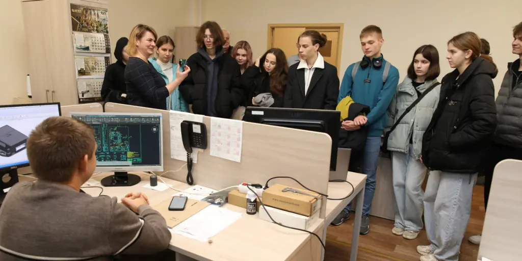 Future Engineers Get to Know AGAT: A Tour for Schoolchildren of the Pervomaysky District