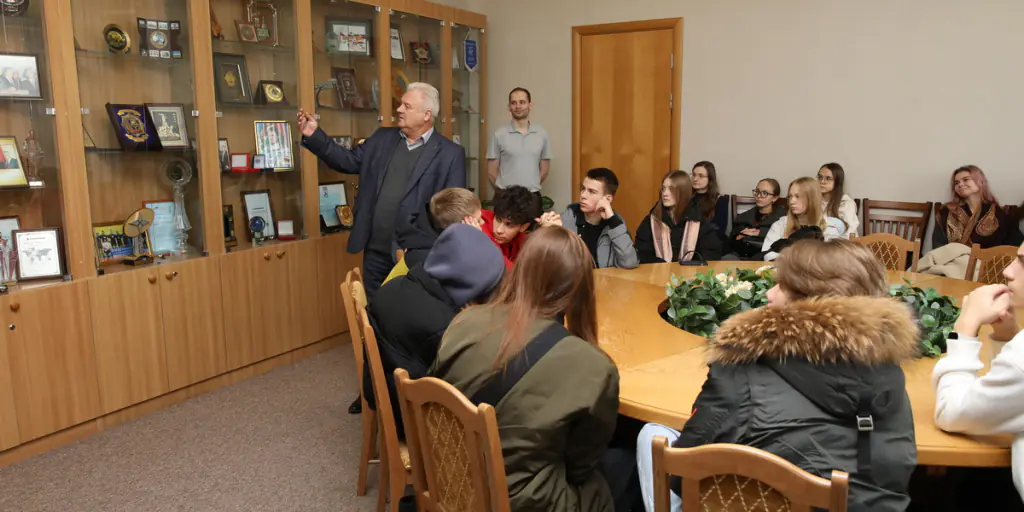 Future Engineers Get to Know AGAT: A Tour for Schoolchildren of the Pervomaysky District